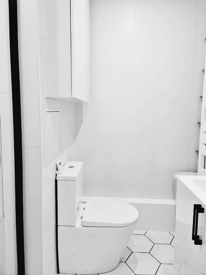 Chambre, Salle De Bain Et Salon Prive - Paris La Defense Puteaux Luaran gambar