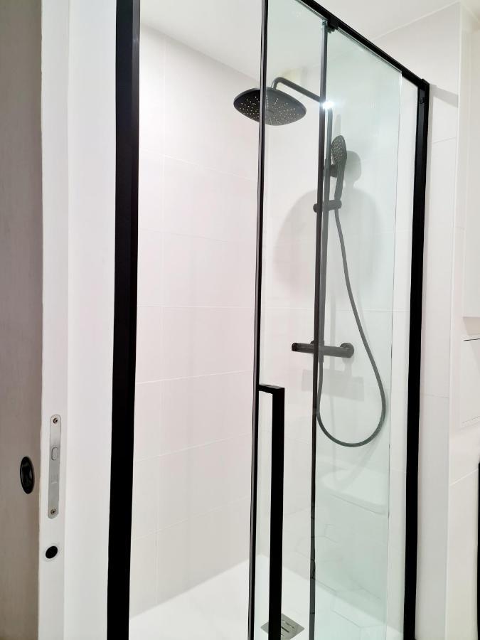 Chambre, Salle De Bain Et Salon Prive - Paris La Defense Puteaux Luaran gambar